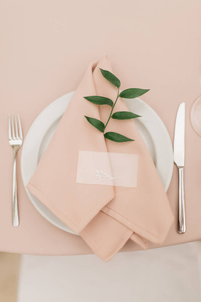 wedding table setting. natural light and soft focus - Foto, afbeelding