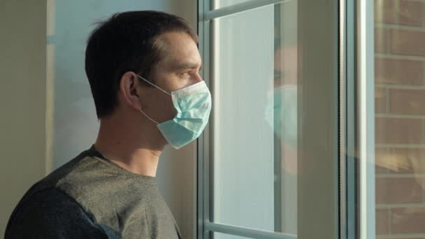 Jovem tira uma máscara médica e respira fundo
 - Filmagem, Vídeo