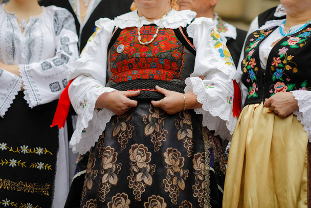 Detalles con la ropa tradicional rumana de mujeres mayores
. - Foto, imagen