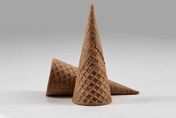 Dva prázdné, velké, chutné čokoládové oplatky na zmrzlinu izolované na bílém pozadí. Koncept jídla a lahůdek. Mockup, šablona pro vaši reklamu a design. Zavřít, kopírovat mezeru - Fotografie, Obrázek