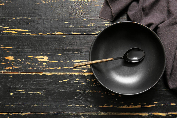 Saubere Teller und Besteck auf dunklem Holzgrund - Foto, Bild