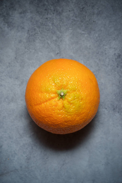 Arancione su un tavolo grigio
. - Foto, immagini
