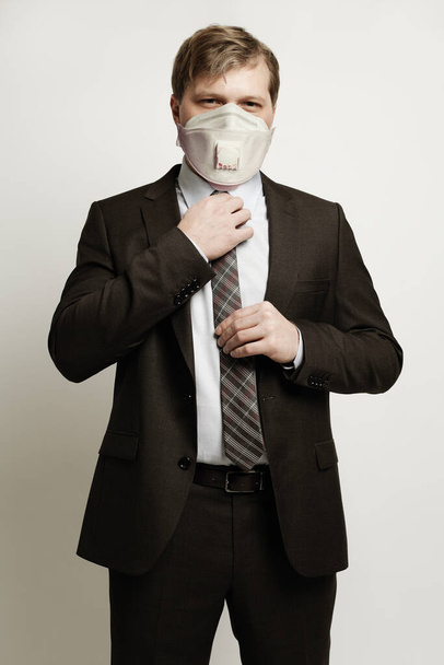 Hombre de negocios exitoso en máscara de seguridad médica sobre fondo blanco
 - Foto, imagen