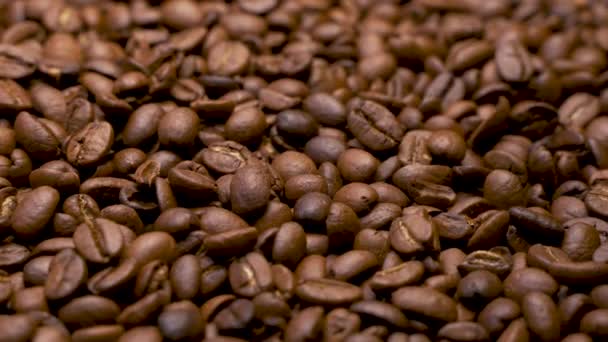 Los granos de café se tuestan y giran en el sentido de las agujas del reloj. 4K Producto comercial video del concepto de café
. - Imágenes, Vídeo