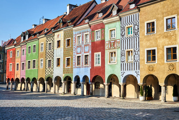 facciate di edifici storici con portici sulla Piazza del Mercato Vecchio a Poznan
 - Foto, immagini