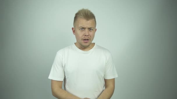 geschokte man in wit t-shirt ziet er recht en schreeuwt - Video
