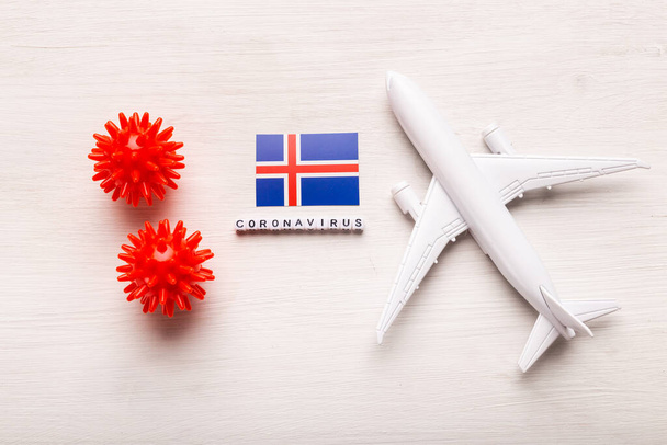 Запрет на вылет и закрытые границы для туристов и путешественников с коронавирусом ковид-19. Самолет и флаг Исландии на белом фоне. Пандемия коронавируса
. - Фото, изображение
