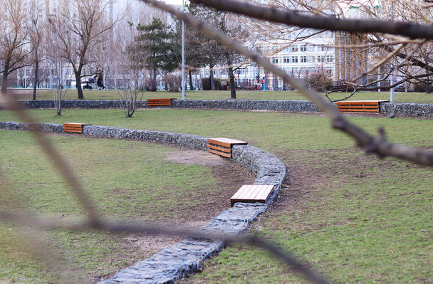 паркові лавки навесні у великому місті
 - Фото, зображення