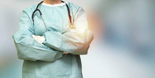 врач-хирург со скрещенными руками в клинике
 - Фото, изображение
