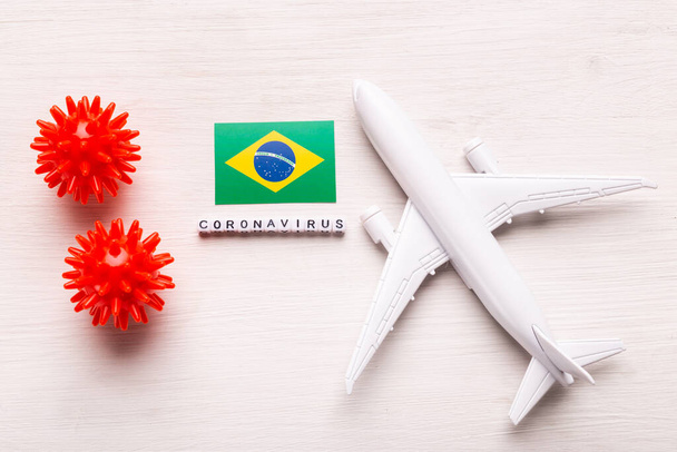 Απαγόρευση πτήσεων και κλειστά σύνορα για τουρίστες και ταξιδιώτες με coronavirus covid-19. Αεροπλάνο και σημαία της Βραζιλίας σε λευκό φόντο. Πανδημία του Coronavirus. - Φωτογραφία, εικόνα