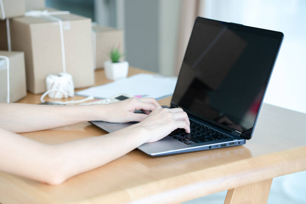 オンライン販売のラップトップコンピュータを働くアジアの女性は小さなビジネスの所有者を起動します. - 写真・画像