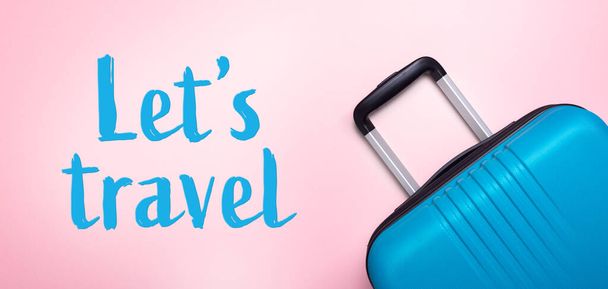 Pastel pembe arka planda mavi bavul yaz tatili, tatil, seyahat konsepti Banner Minimal kopyalama alanı - Fotoğraf, Görsel