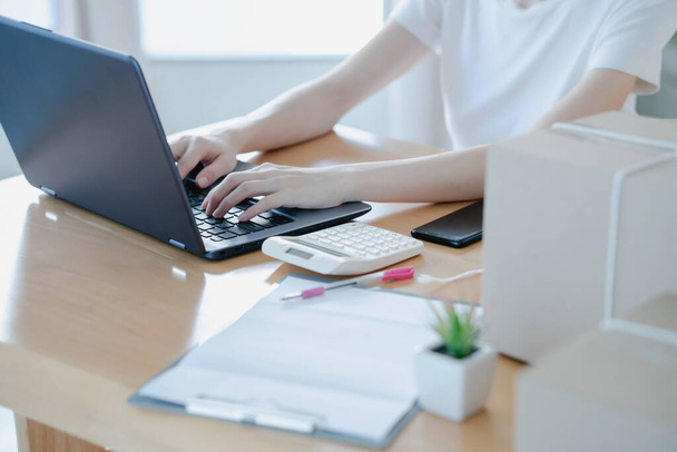Asian women working laptop computer selling online start up small business owner. - Foto, Imagem