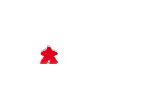 Rote Figur ist auf weißem Hintergrund isoliert. Allein in der Welt. Carcassonne Spielkomponente - Foto, Bild