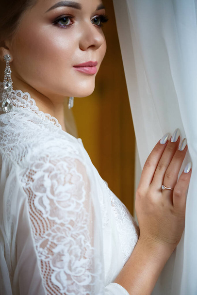 красивая невеста в свадебное утро в халате и вуали
 - Фото, изображение