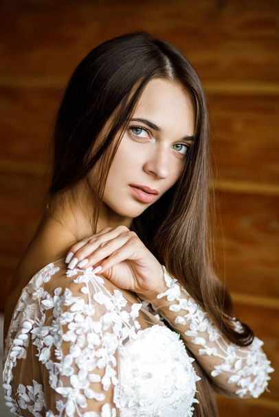 Young pretty girl dressed in a wedding dress - Foto, afbeelding