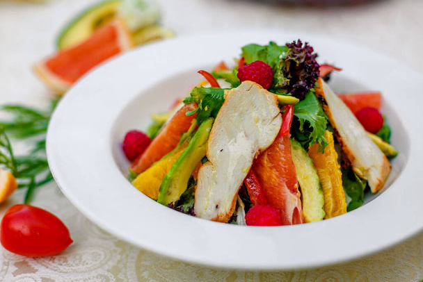 ensalada con verduras y hierbas de pollo, comida saludable en la mesa
 - Foto, Imagen