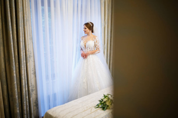 bride dresses her white wedding dress - Foto, Imagen