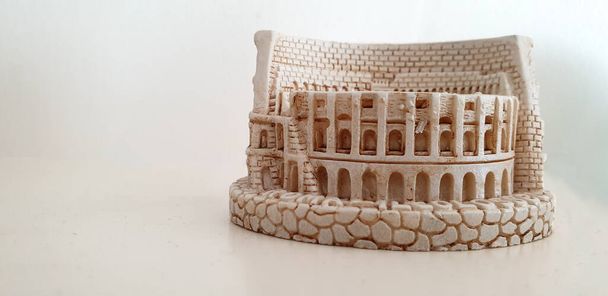 Fotografie kolosea amfiteátru v miniaturní verzi s bílým pozadím Řím - Fotografie, Obrázek