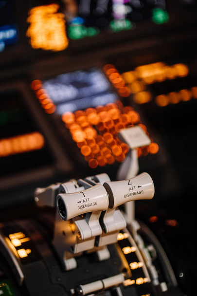 Close-up do controlador do motor. Desactivar. cockpit moderno da Boeing. Sua foto de qualidade dentro de aeronaves
 - Foto, Imagem