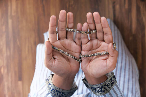 Vallásos muszlim fiatalember imádkozik, nagy látószögű nézet  - Fotó, kép