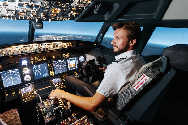 一等航海士は安全飛行のための自動操縦とパラメータを制御している。ボーイング機のコックピット。コンテンツは良い航空会社. - 写真・画像