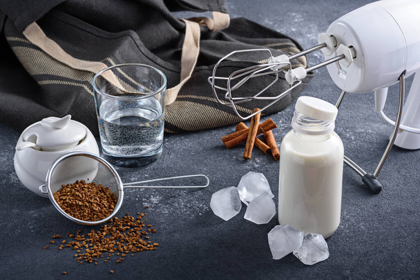 Cuisson étape par étape coréen Dalgona café. Ensemble de produits : café instantané, lait, glace, eau, sucre. Étape 1
 - Photo, image