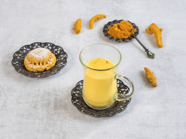 Χρυσό γάλα - Παραδοσιακό ινδικό κουρκουμά. Μια θεραπεία για ιούς και πολλές ασθένειες - Φωτογραφία, εικόνα