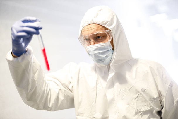 corona virus concept. male doctor demostrating test-tube - Foto, Imagen