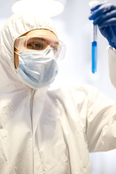 corona virus concept. male doctor reviewing test-tube - Foto, Bild