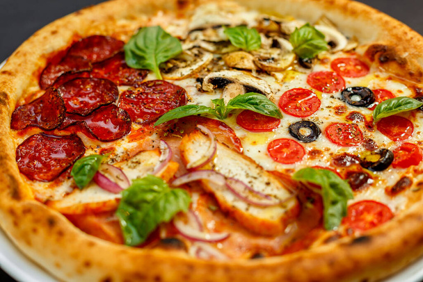 チーズとバジルのホット・イタリアン・ピザ - 写真・画像