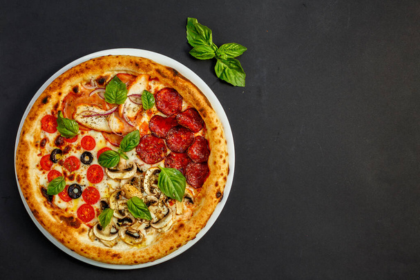 Kuuma italialainen pizza juustolla ja basilikalla, eristetty
 - Valokuva, kuva