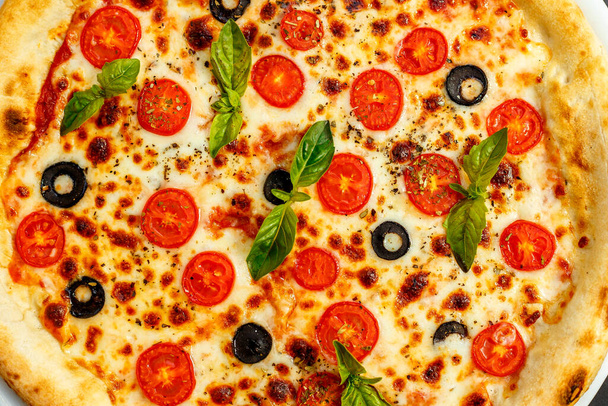 heiße italienische Pizza mit Käse und Basilikum, isoliert - Foto, Bild