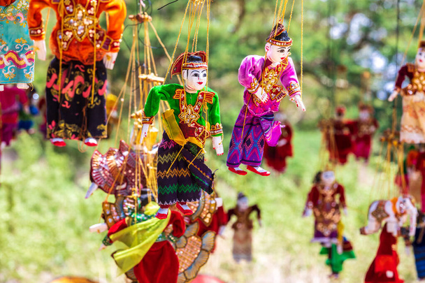Marioneta de colores birmanos en un puesto turístico en la calle. Artículos de recuerdo en venta en Myanmar. Colgando en la pantalla
. - Foto, imagen