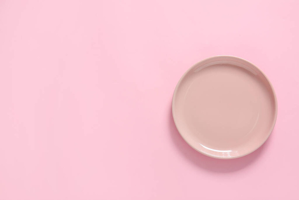 Clean plate on color background - Foto, imagen