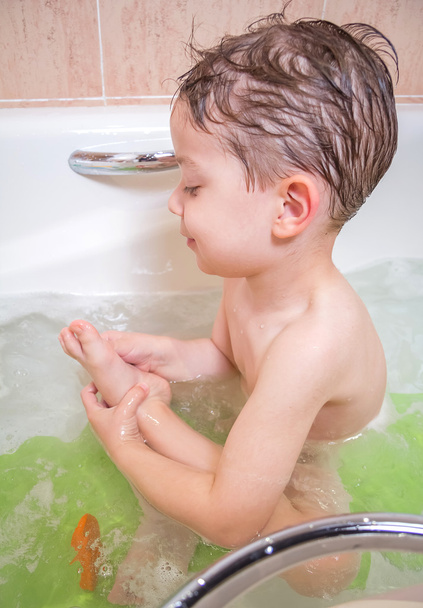 Милый мальчик счастлив, принимая ванну
 - Фото, изображение