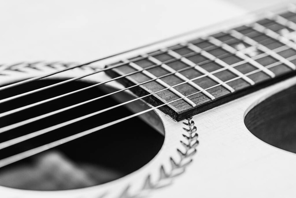 Ακουστική κιθάρα. Χορδές κιθάρας, κοντά, λεπτομέρεια. Επιλεκτική εστίαση - Φωτογραφία, εικόνα