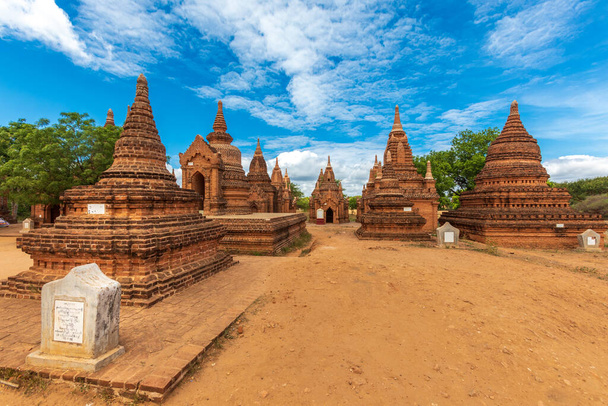 Buddhista pagoda templom. Bagan, Mianmar. Otthon a legnagyobb és sűrű koncentrációja vallás buddhista templomok, pagodák, sztúpák és romok a világon. Kék ég felhőkkel. - Fotó, kép