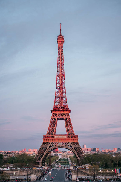Paris, Frankreich - 7. April 2019: Schöne Aussicht vom Trocadero auf den Eiffelturm bei Sonnenuntergang. - Foto, Bild