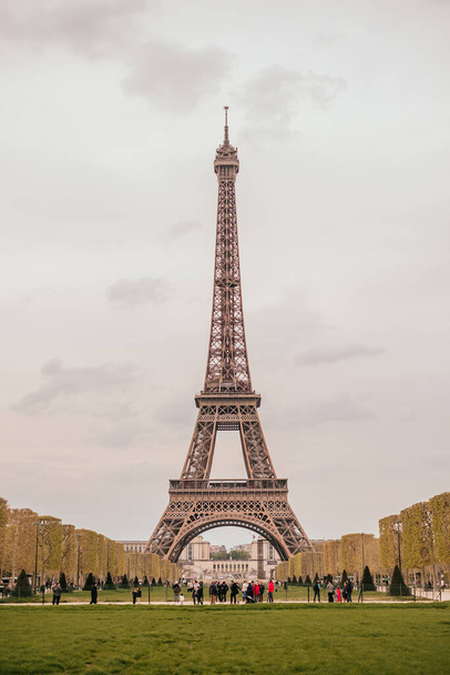 Париж, Франция - 6 апреля 2019 года: красивые улицы Парижа с видом на Эйфелеву башню
. - Фото, изображение