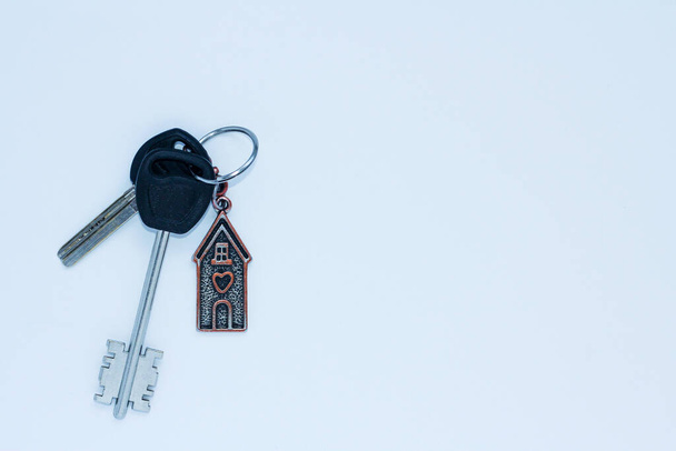egy kulcscsomó egy kulccsal egy ház formájában. - Fotó, kép