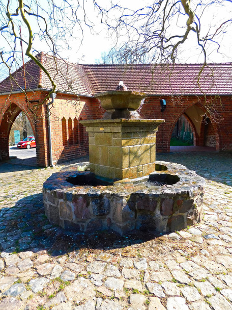 Історичний фонтан у Пренцлауер Тор. - Фото, зображення