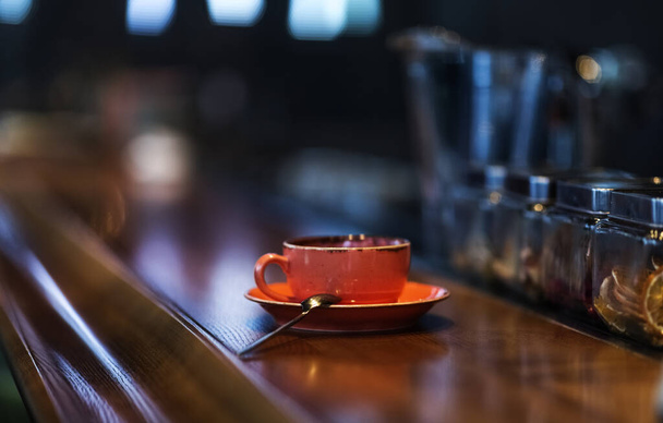 モダンなレストランでお茶やコーヒーとカップの選択的な焦点 - 写真・画像