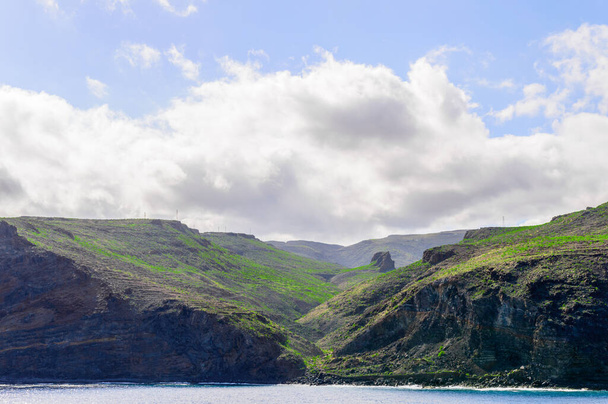Wspaniałe widoki z wysokich mórz klifów, które kończą się na Oceanie Atlantyckim na wyspie La Gomera. 15 kwietnia 2019. La Gomera, Santa Cruz de Tenerife Hiszpania Afryka. Turystyka turystyczna Fotografia Natura. - Zdjęcie, obraz