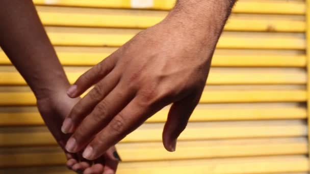 giovane coppia che si tiene per mano con uno sfondo giallo a Rio de Janeiro
. - Filmati, video