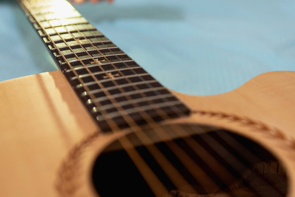 Guitarra acústica enfoque selectivo de primer plano
 - Foto, imagen