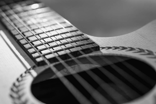 Акустическая гитара крупным планом
 - Фото, изображение