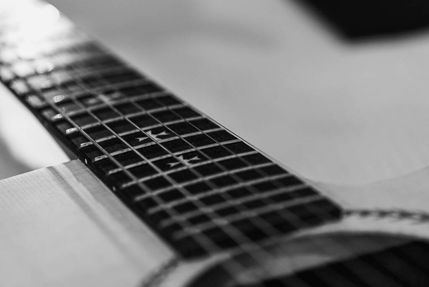 Guitarra acústica enfoque selectivo de primer plano
 - Foto, imagen