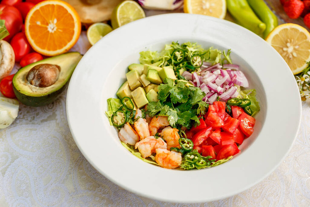 Salade met garnalen en groenten, gezond eten op de versierde tafel - Foto, afbeelding