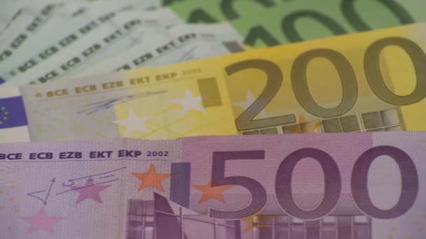 4K Dollyスライドは異なる値のユーロ紙幣を撮影しました。500ユーロの請求書。現金の背景。本物の紙幣だ。いい収入だ。給料を出す。クレジット・パーセント・ダン - 映像、動画